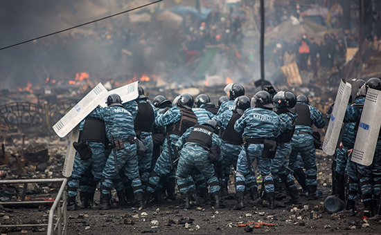 Сотрудники правоохранительных органов на площади Независимости в Киеве, февраль 2014 год
