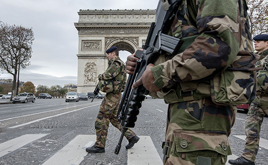 Военный патруль на улицах Парижа
