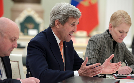 Государственный секретарь США Джон Керри (в центре) во время встречи с президентом РФ Владимиром&nbsp;Путиным в Кремле



