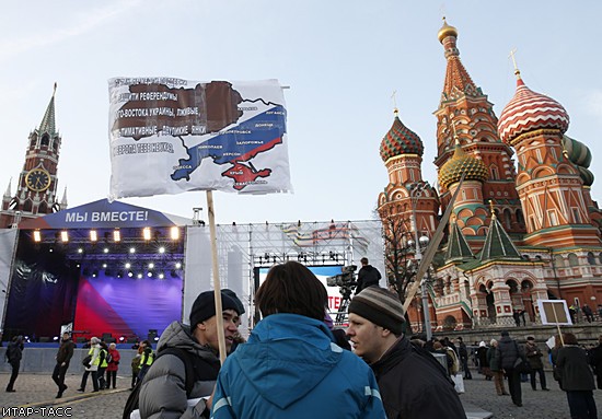 Москвичи в поддержку жителей Крыма на митинге "Мы вместе!"