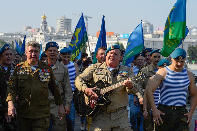 Десантники во время празднования Дня Воздушно-десантных войск в Историческом сквере, Екатеринбург


