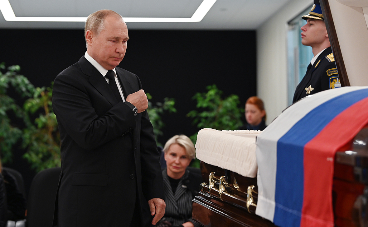 Владимир Путин на церемонии прощания с главой МЧС РФ Евгением Зиничевым