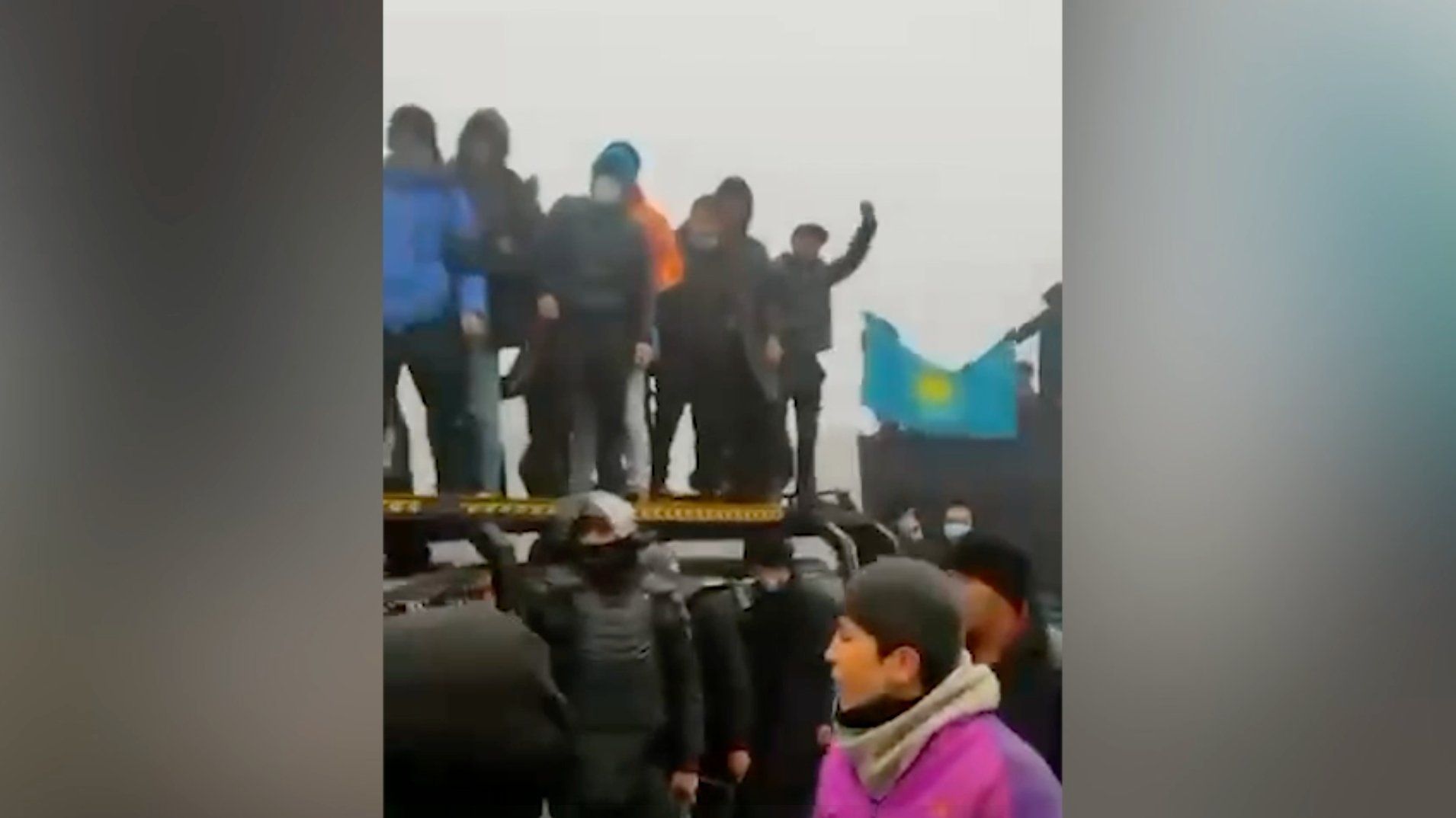 В Казахстане силовики начали присоединяться к протестующим"/>













