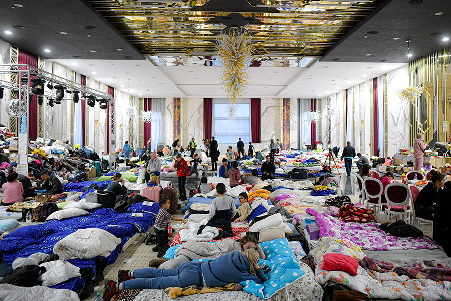 На фото: беженцы в бальном зале 4-звездочного отеля, переоборудованном во временное убежище, в городе Сучава, Румыния, 4 марта.

Румыния&nbsp;&mdash; вторая после Польши страна, куда приехали&nbsp;больше всего беженцев, на 14 марта более 450 тыс. человек