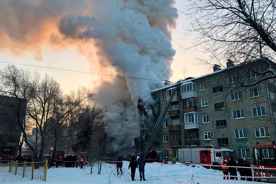 Спасатели на месте взрыва газа в пятиэтажке на улице Линейная в Новосибирске.
