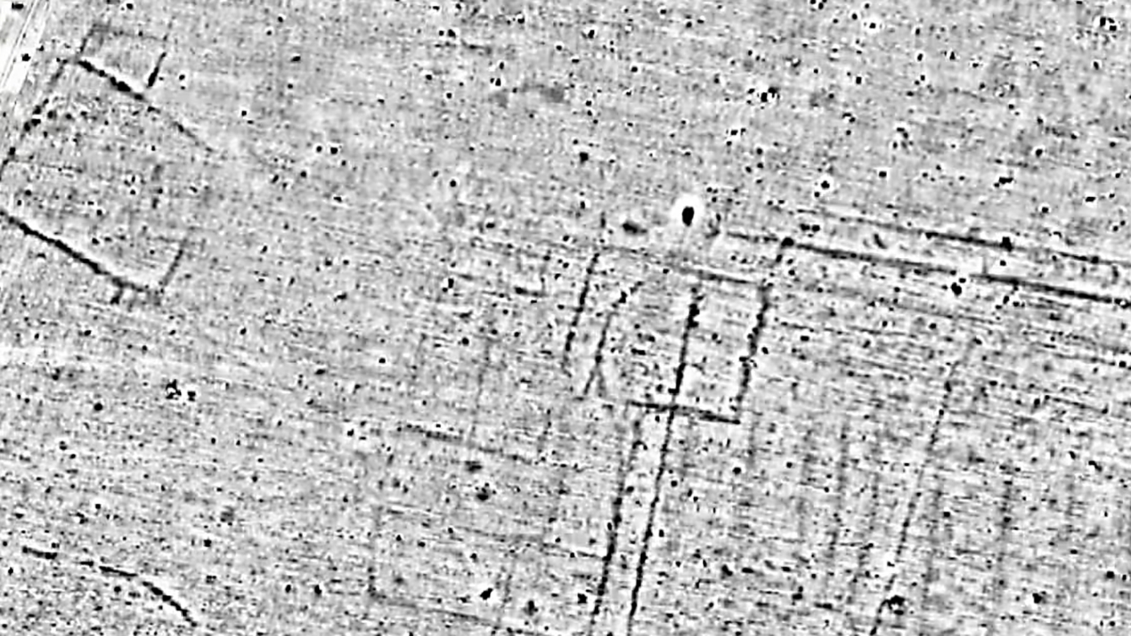 <p>В Англии провели масштабное сканирование территорий рядом с древнеримским городом Роксетер&nbsp;(Wroxeter) и нашли под землей вероятные остатки древнеримских вилл. На фото&nbsp;&mdash; очертания одной из них</p>