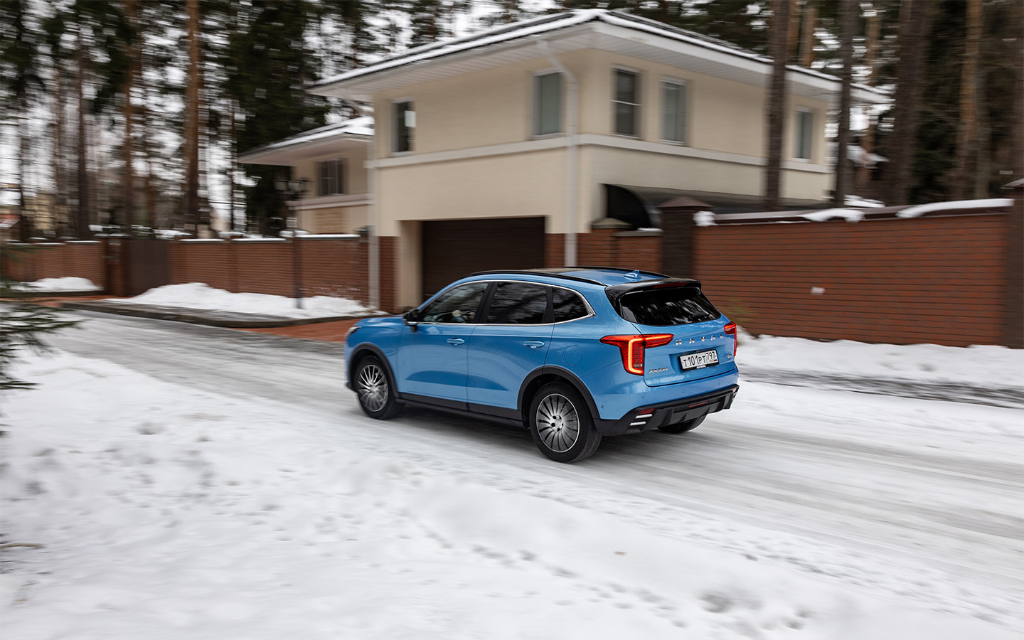 На какие-то технические откровения у Haval Jolion рассчитывать не стоит&nbsp;- спереди стойки McPherson, сзади балка на переднеприводных версиях и многорычажка &mdash; на полноприводных