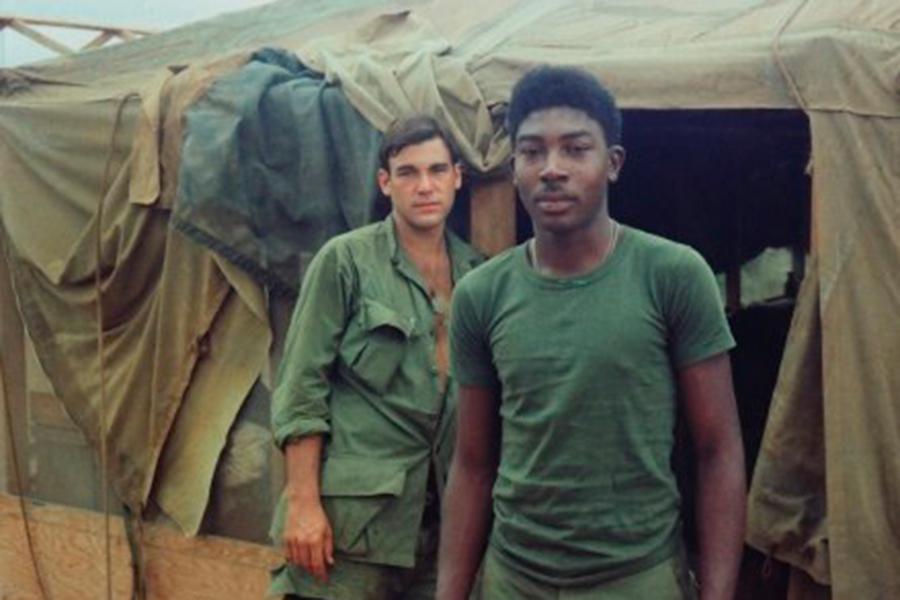 Оливер Стоун (cлева) во время войны во Вьетнаме 