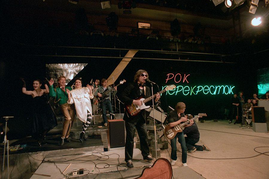 Майк Науменко (в центре) на выступлении своей рок-группы «Зоопарк», 1987 год