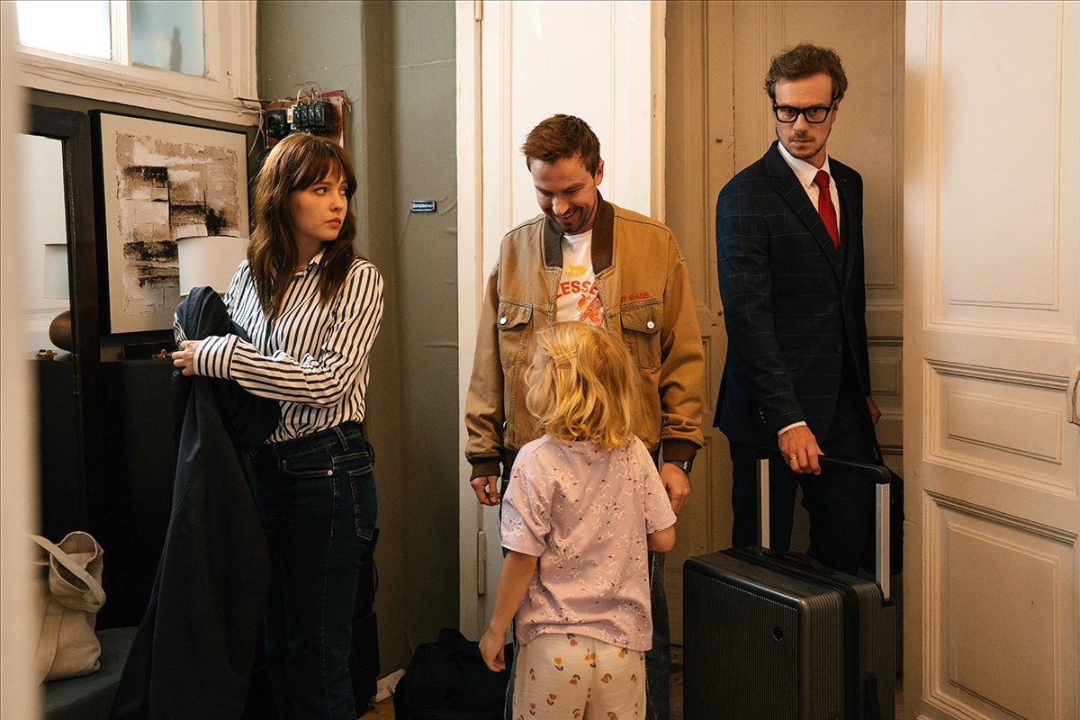 Юлия Хлынина, Александр Петров и Тихон Жизневский на съемках комедии «Комментируй это»