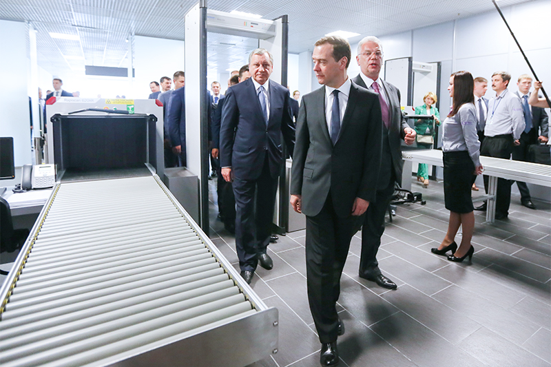 Премьер-министр РФ Дмитрий Медведев (в центре) в&nbsp;международном аэропорту &laquo;Жуковский&raquo;
