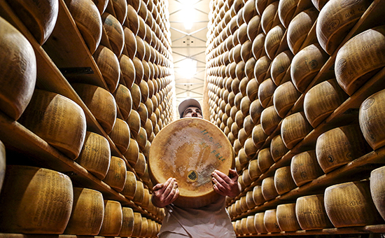 Производство сыра &laquo;Пармезан&raquo; в Италии


