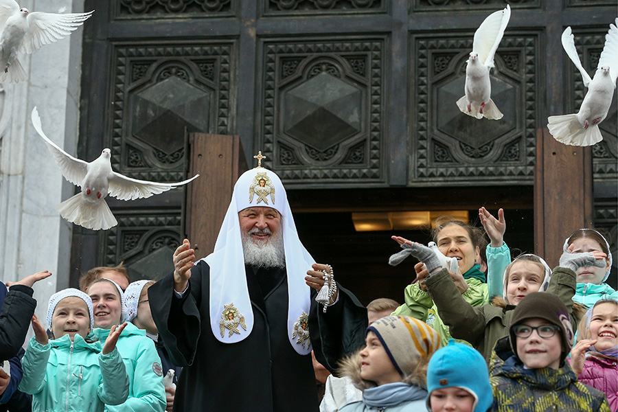 Патриарх Московский и всея Руси Кирилл выпускает голубей после богослужения в праздник Благовещения Пресвятой Богородицы в храме Христа Спасителя. 