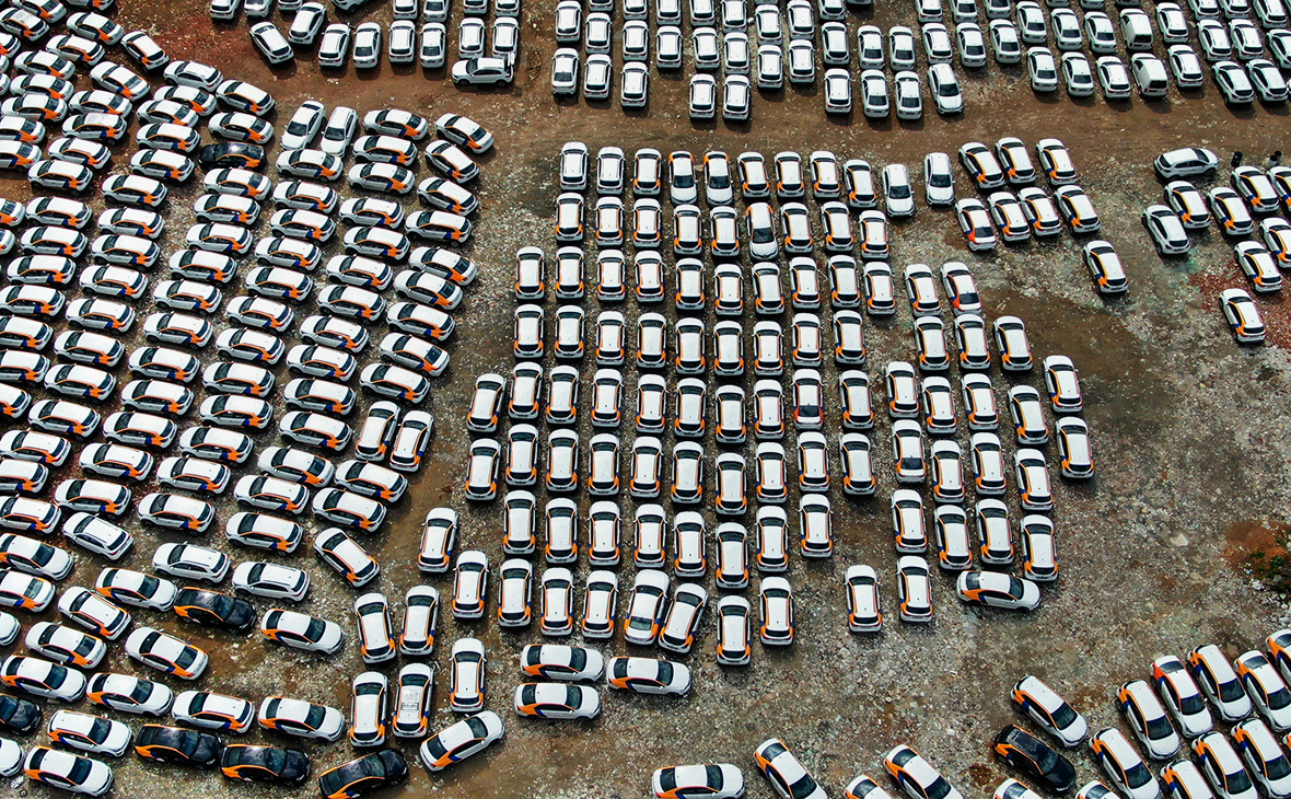 Автомобили службы каршеринга на стоянке в поселении Московский в ТиНАО