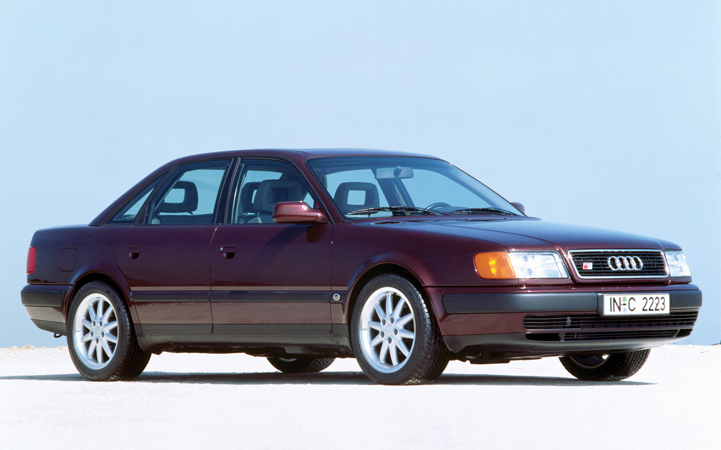 Изначально шильдик S4 носили самые быстрые версии Audi 100, которые впоследствии эволюционировали в семейство A6. Но до 1994 года мощные &laquo;сотки&raquo; назывались именно Audi S4 и Audi S4 Plus, причем обе версии различались довольно сильно. Первая имела пятицилиндровый мотор 2,2 мощностью 227 л. с., который в паре с пятиступенчатой МКП разгонял машину до 100 км/ч за 6,2 секунды. А вот S4 Plus оснащалась мотором V8 4,2, развивавшим 272 силы. С 1994 года обновленное семейство называется A6, а самые мощные версии &mdash; S6. Двигатели остаются теми же, но V8 достигает 286 л. с., а в версии S6 Plus уже 322 силы. Это означает разгон до &laquo;сотни&raquo; за 5,6 секунды. Все варианты были полноприводными с межосевым дифференциалом Torsen.
