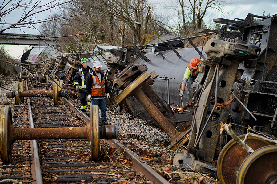 Рабочие в Кентукки разбирают завалы после того, как с рельсов из-за торнадо сошел поезд