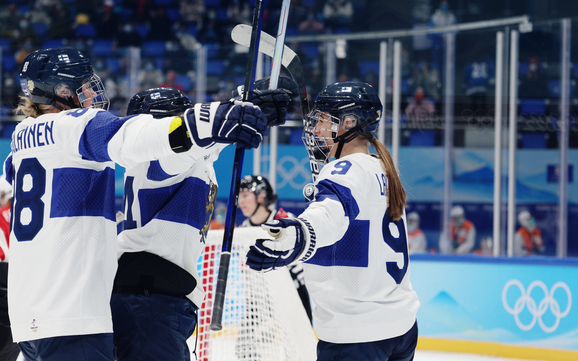 Хоккеистки сборной Финляндии сыграют с россиянками в масках