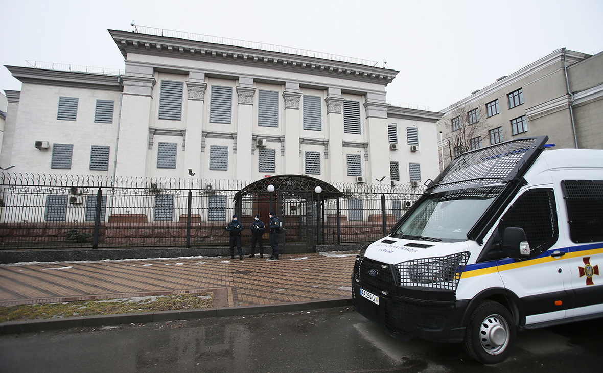 Вид на здание посольства Российской Федерации в Киеве