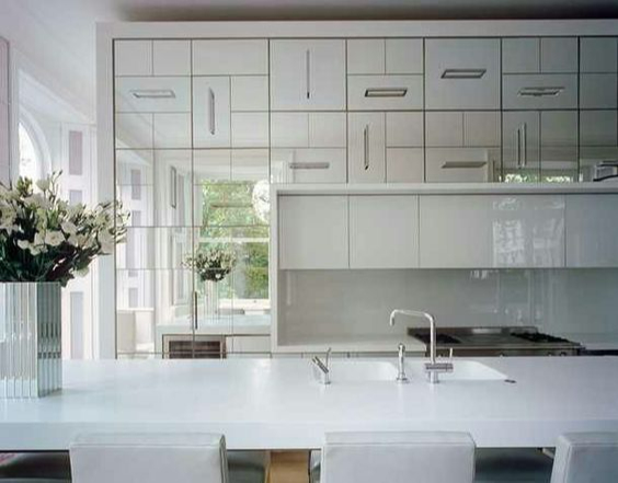 Фацетированные зеркала могут украсить фасад кухонного гарнитура, отдельная композиция разделяет обеденную или барную зону