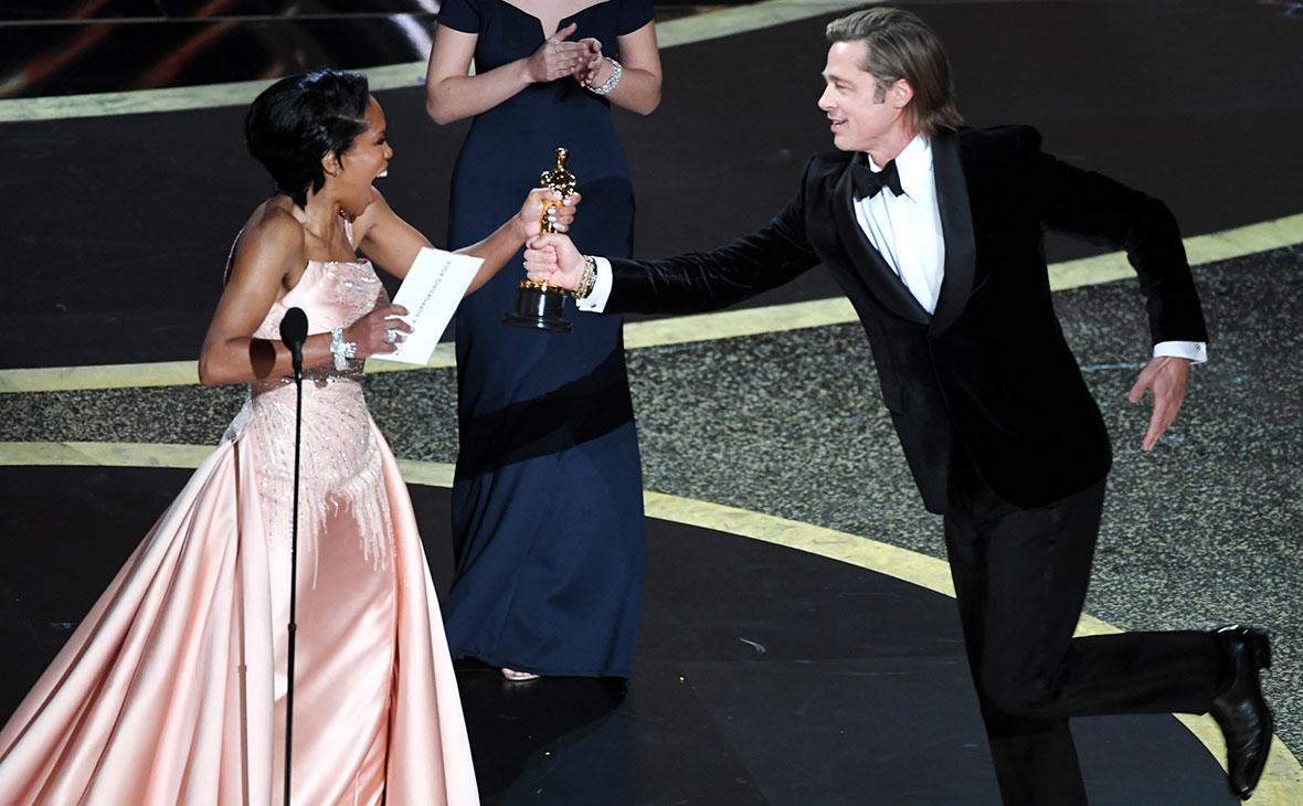 Реджина Кинг вручает Брэду Питту награду за лучшую мужскую роль второго плана в фильме &laquo;Однажды в Голливуде&raquo;, 2020 год