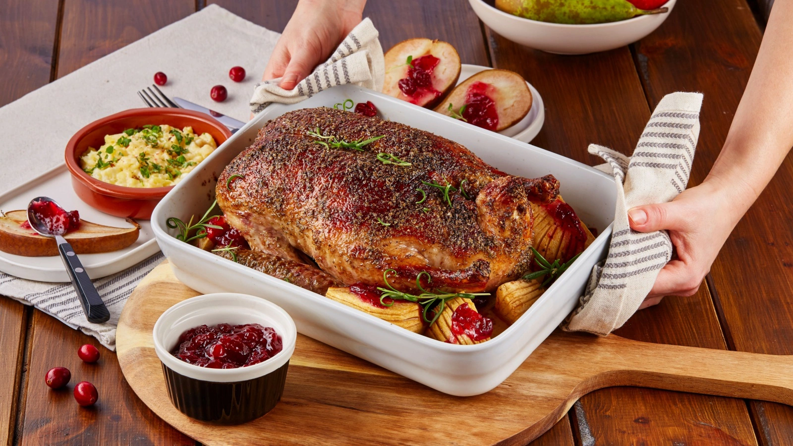 Перед запеканием или тушением утку можно нашпиговать