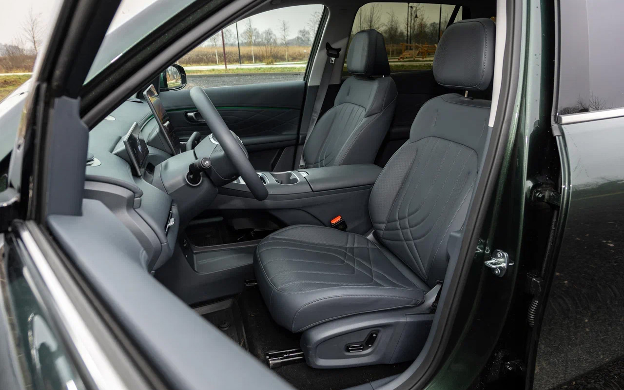 Салон Geely EX5 EM-i минималистичен и удобен, но львиная доля функций прячется в виртуальном меню 15,4-дюймового планшета