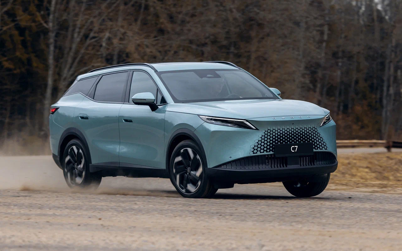 Omoda C7. Доступен в переднеприводной или полноприводной версиях 1.6 (150 л.с.) с РКП7. Диапазон цен: 3 169 000&ndash;3 729 000 руб.