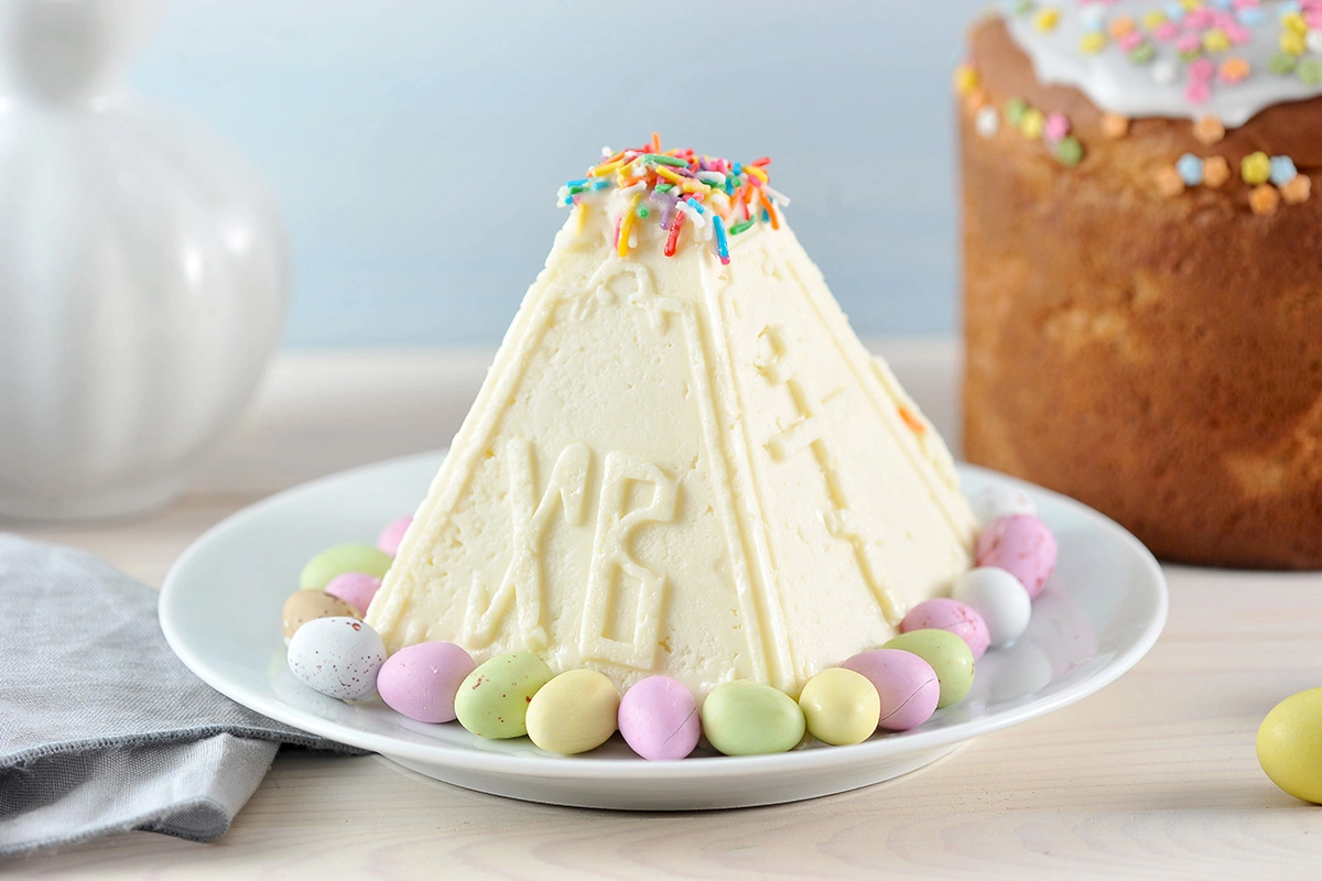 Творожные пасхи часто делают с помощью формочек