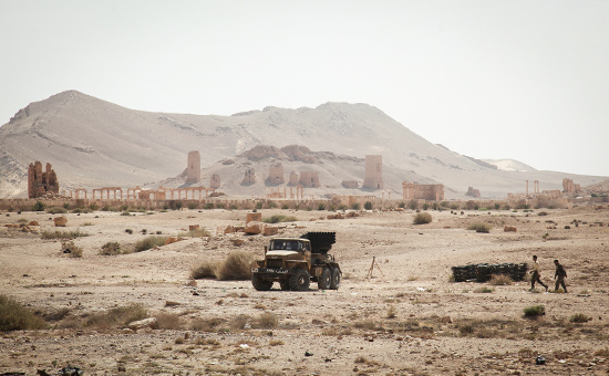 Местные жители и военный грузовик недалеко от&nbsp;исторического города Пальмира