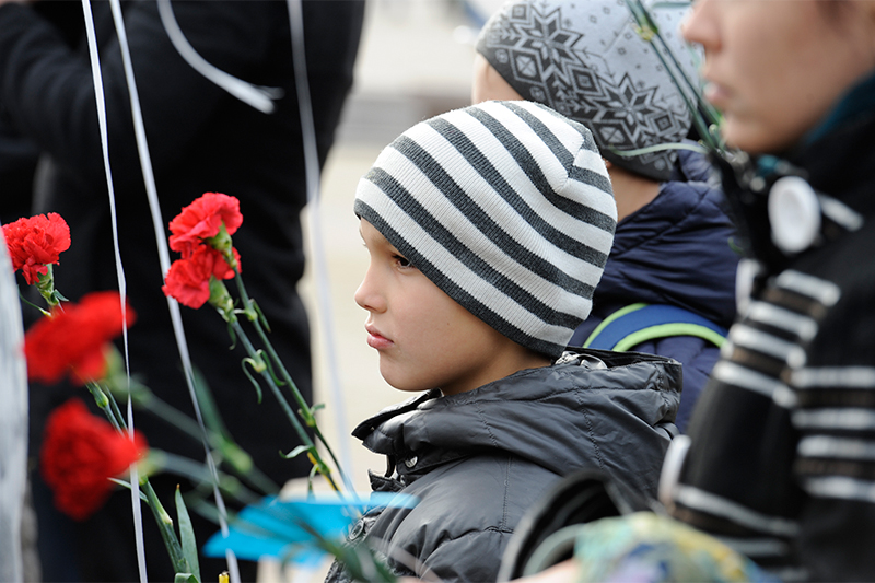 Участник митинга-реквиема на&nbsp;площади у Свято-Преображенского кафедрального собора в&nbsp;Донецке по&nbsp;жертвам авиакатастрофы лайнера Airbus А321