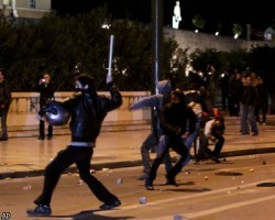 В Афинах возобновились столкновения демонстрантов с полицией