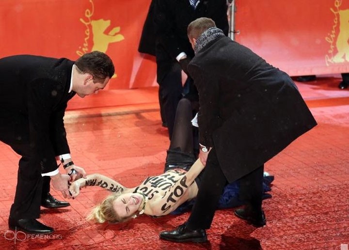 Активистки Femen на красной ковровой дорожке Берлинале