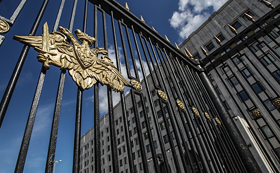 Герб на&nbsp;ограде здания Министерства обороны РФ на&nbsp;Фрунзенской набережной в&nbsp;Москве
