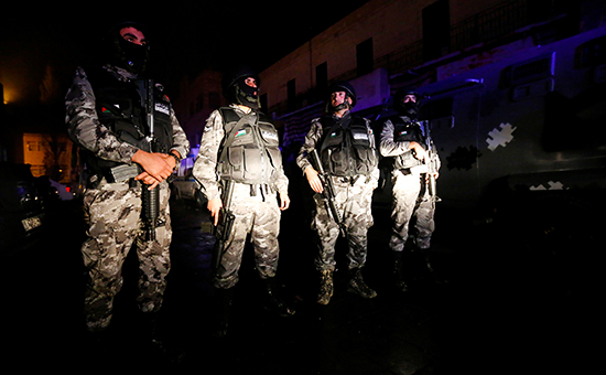Сотрудники полиции Иордании возле&nbsp;крепости в городе Эль-Карак. 18 декабря 2016 года


