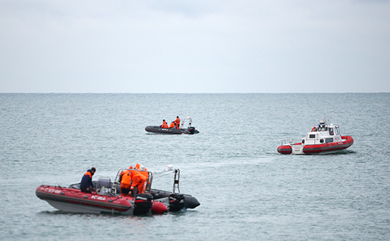 Спасатели во время поисково-спасательных работ у побережья Черного моря


