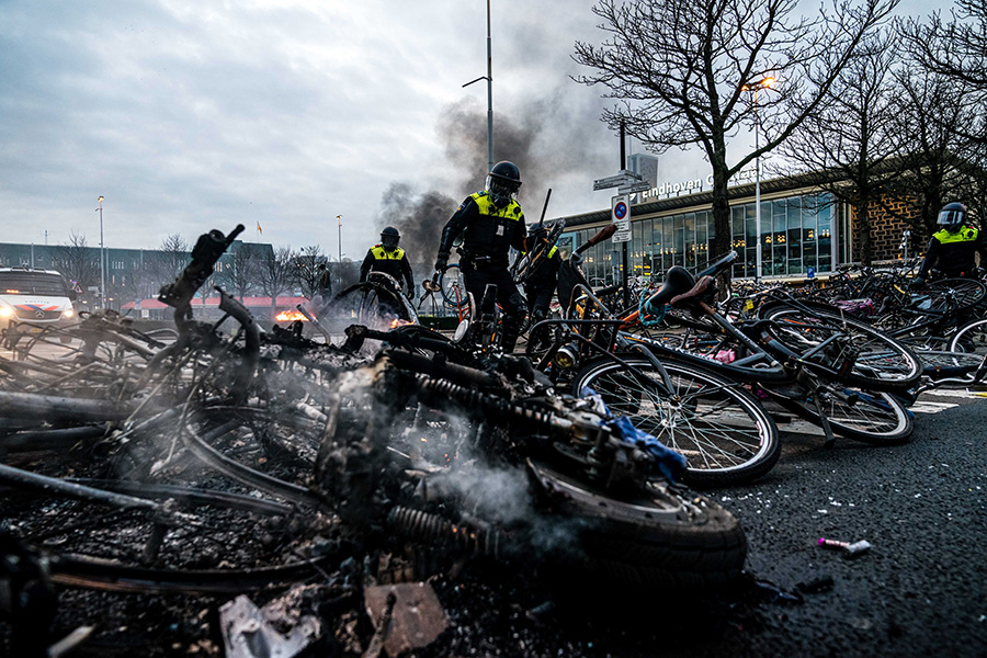 В нескольких городах демонстранты использовали велосипеды для создания баррикад