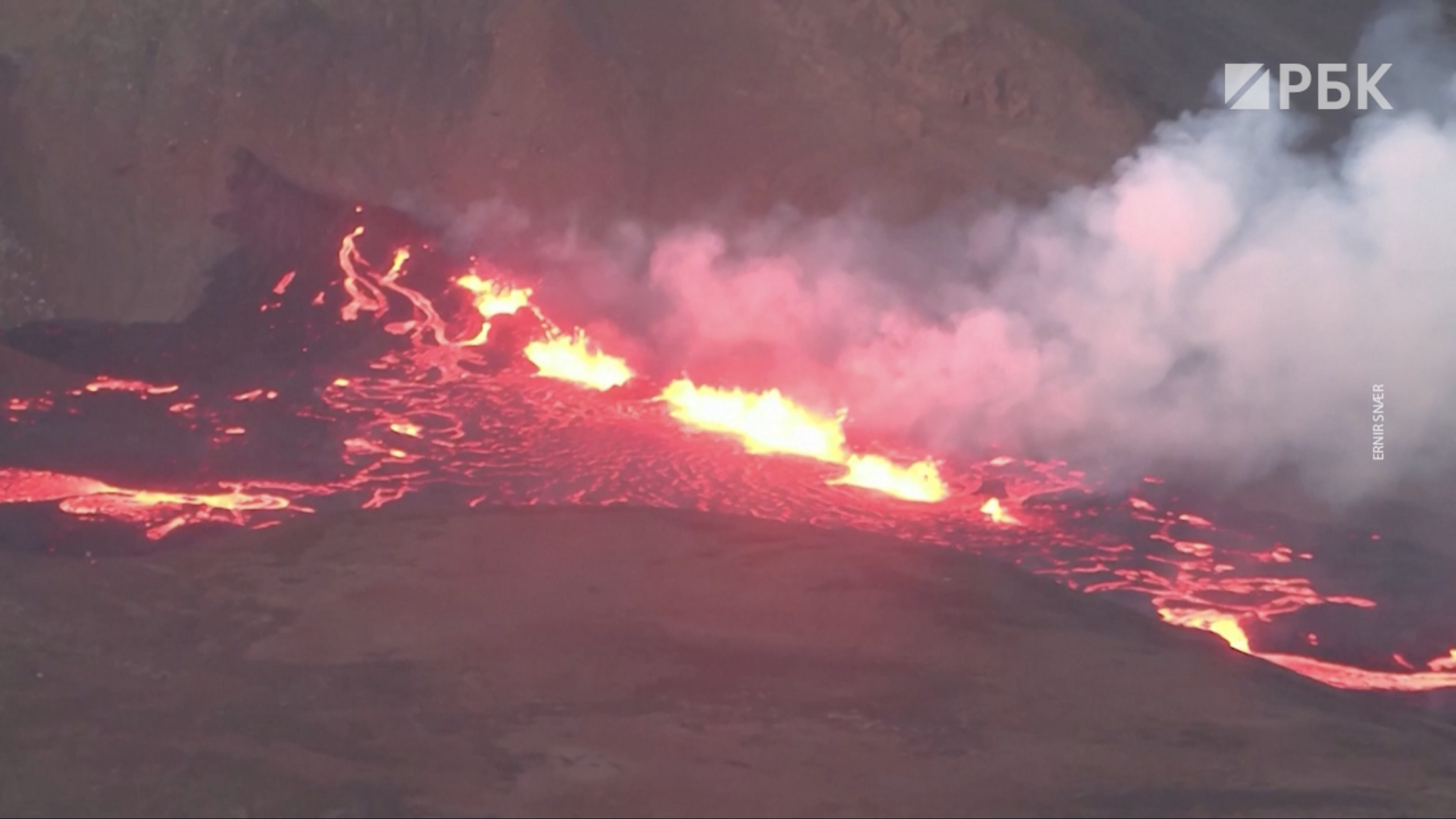 Извержение вулкана Фаградальсфьядль в Исландии. Видео