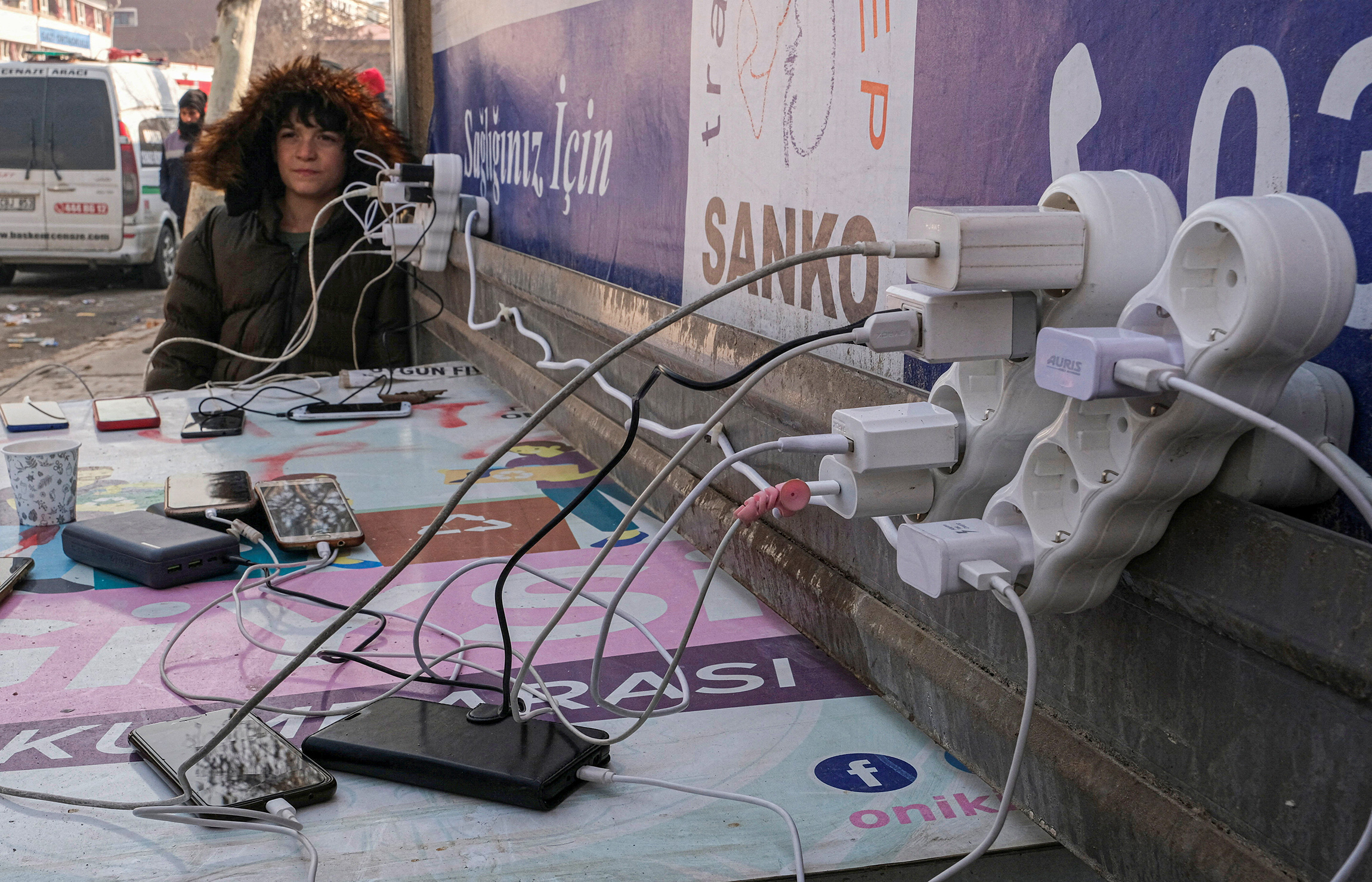 Импровизированная станция для зарядки телефонов в турецком Кахраманмараше. Абонентам в зоне землетрясения, у которых ранее из-за долгов была отключена мобильная связь, были выделены бесплатные звонки и интернет, сообщили власти.
