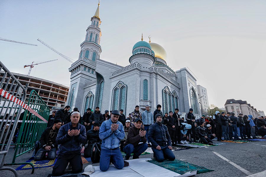 Верующие у Московской соборной мечети