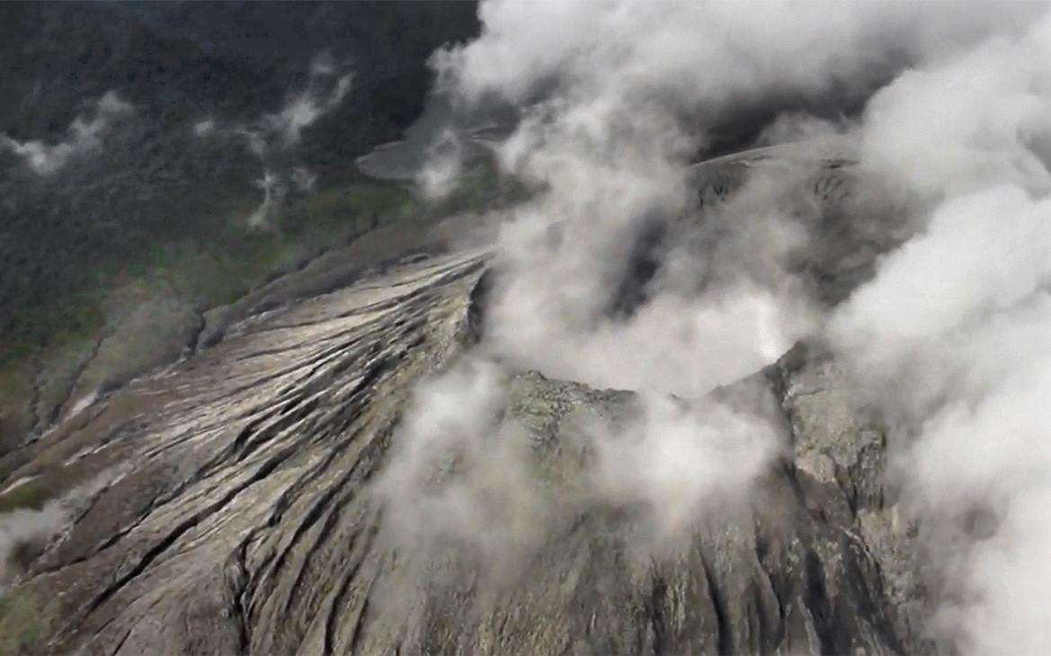 Один из крупнейших вулканов Коста-Рики выбросил пепел на высоту 2,5 км