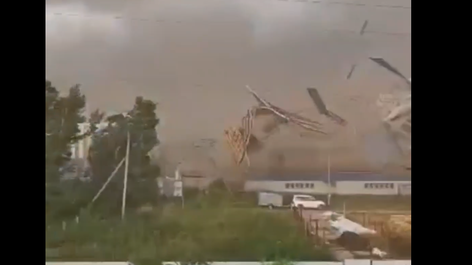 В Казани из-за мощного урагана оторвало крыши и заборы