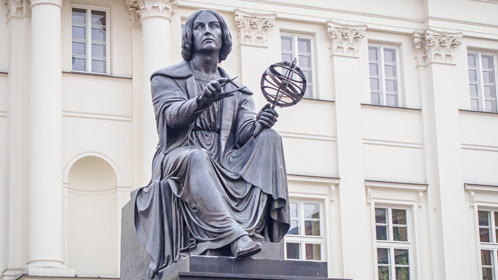 <p>Памятник Николаю Копернику в Варшаве (Польша) перед Дворцом Сташица, где находится Польская академия наук</p>