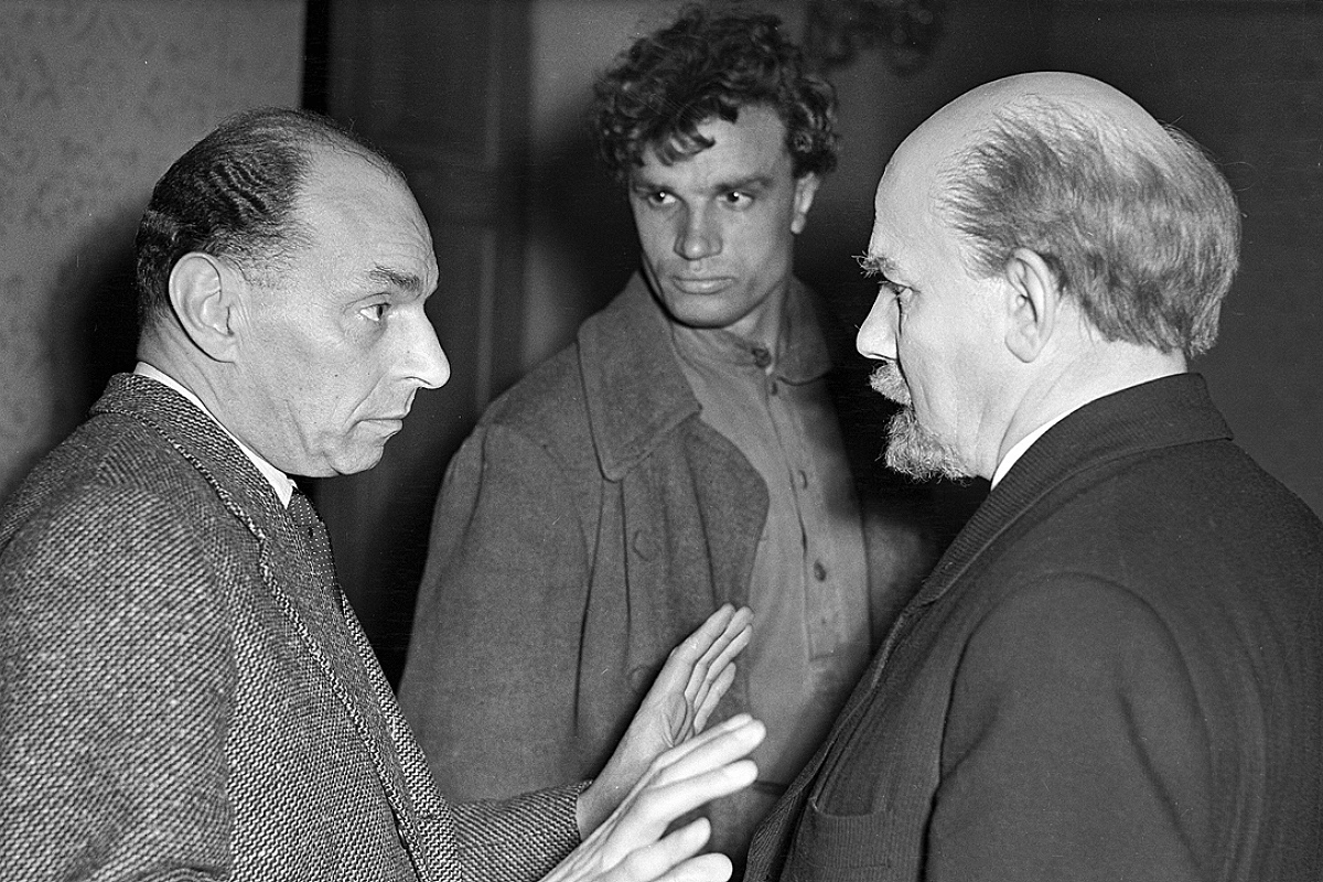 Режиссер Юлий Райзман беседует с актерами Борисом Смирновым, исполнявшим роль Ленина, и Евгением Урбанским, исполнявшим роль Василия Губанова на съемках фильма «Коммунист», 1957 год