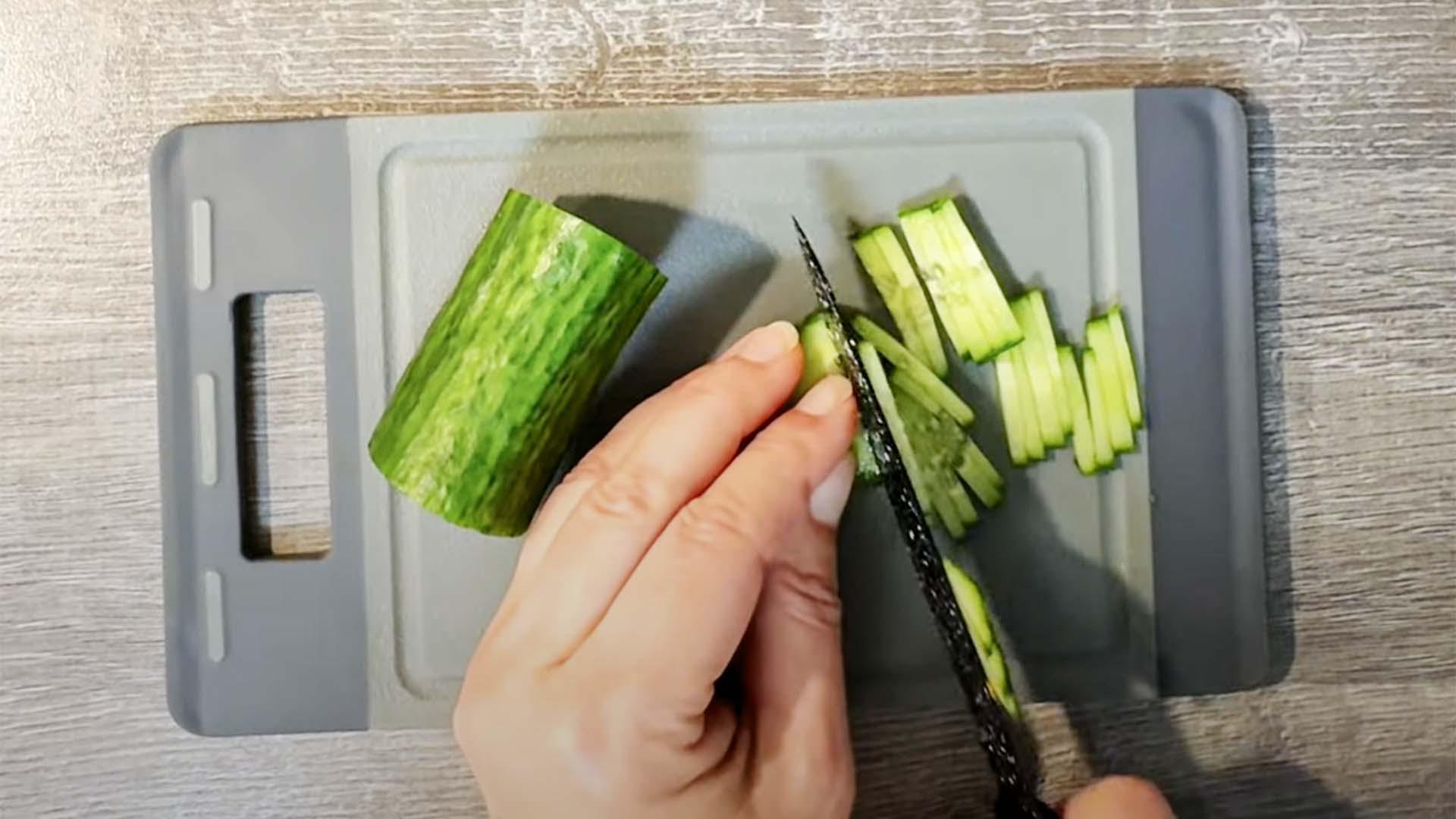 Нарежьте овощи соломкой