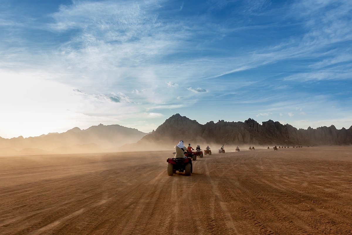 Группа туристов на квадроциклах в Египте