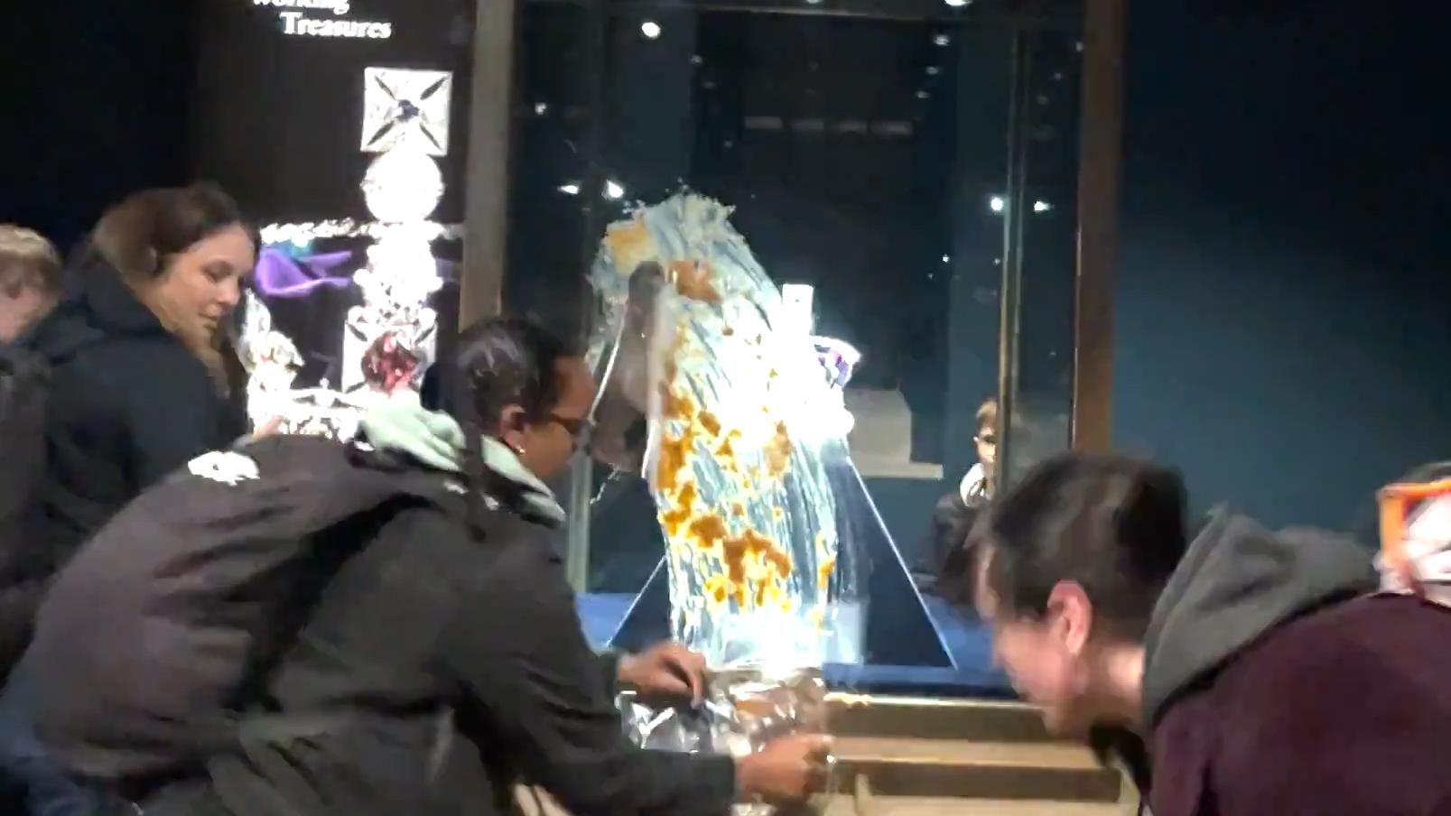 Активисты бросили в витрину с короной в Тауэре пирог и заварной крем