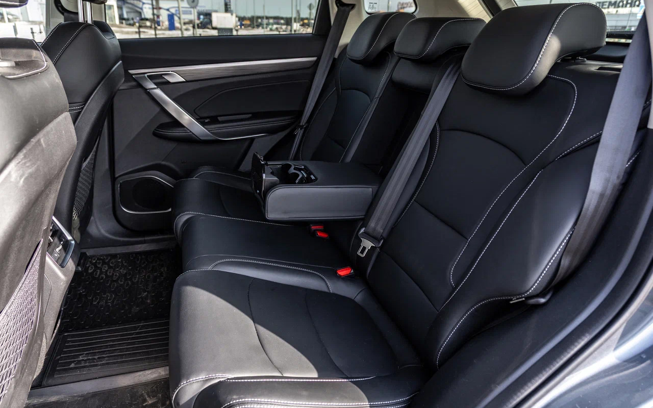 Второй ряд в Belgee X70 просторен и удобен. Центральный тоннель практически не выступает в салон