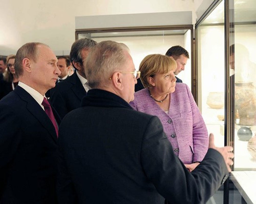 В.Путин показал А.Меркель выставку о безвизовой Европе — РБК