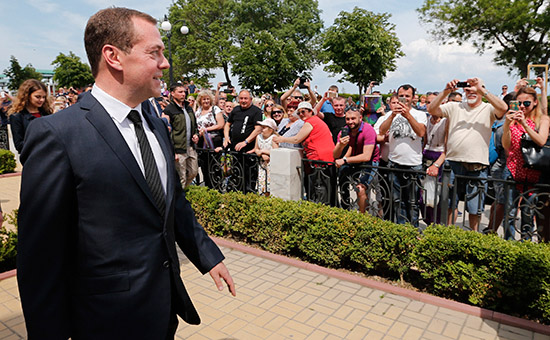 Премьер-министр РФ Дмитрий Медведев во&nbsp;время своего визита в&nbsp;Феодосию, 23 мая 2016 года
