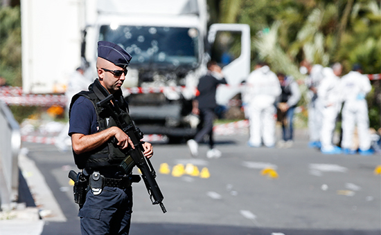 Французский полицейский недалеко от места теракта. 15 июля 2016 года



